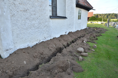 Lids kyrka, grävt dike för åskringledare