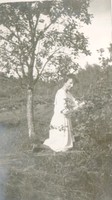 Kvinna i trädgården vid Björkliden
