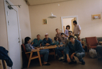 Asylsökande i en fritidslokal på flyktingförläggningen i Flen 1993.