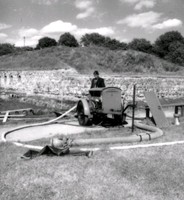 Fontän installeras i Slottsdammen, Nyköping, år 1950