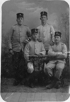 Fyra unga män i uniform