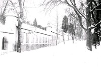 Trädgårdsmuren vid Ökna säteri i Floda socken vintertid