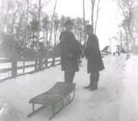 Två män och en kälke, vinter vid Ökna säteri i Floda socken, 1890-tal