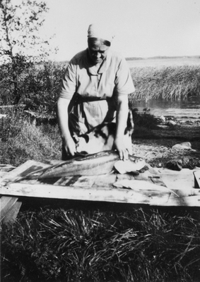 Alma rensar gös på Hagbyberga, 1940-tal