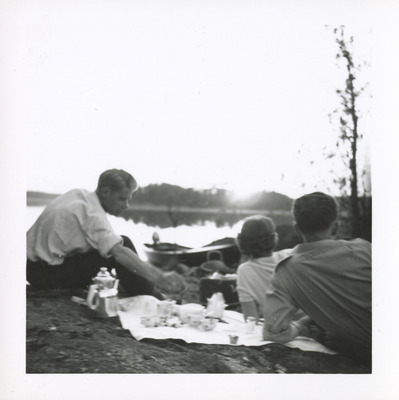 Lärare från Solbacka Läroverk och sina makar på en picknick vid Kyrksjön i Stjärnhov, 1950-tal