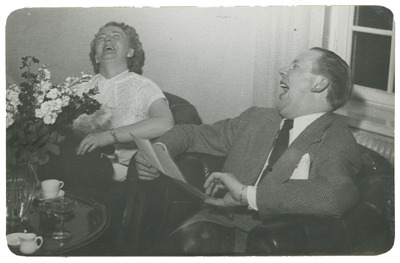 Eivor Gemzell skrattar med en vän, 1940-tal