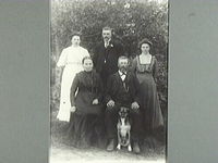 Familjeporträtt, bonde Lars Ersson med familj, Mogetorp
