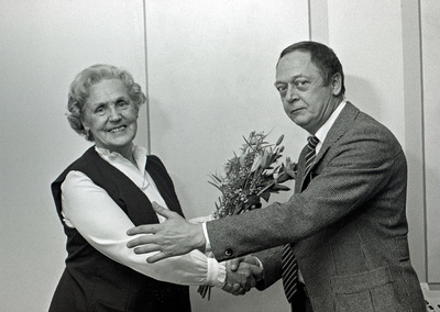 Ingeborg Eriksson avtackas från Saab-ana i Nyköping år 1985