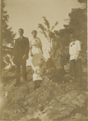 Gruppfoto med systrarna Hall på ett berg