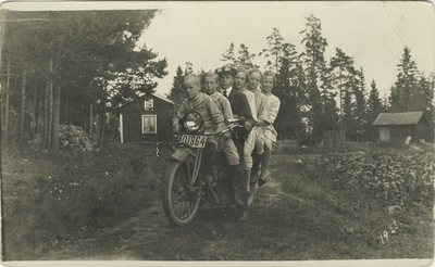 Barn på en motorcykel