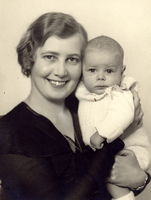 Annalisa Lybeck med sonen Anders, 4 månader, år 1935 i Stockholm