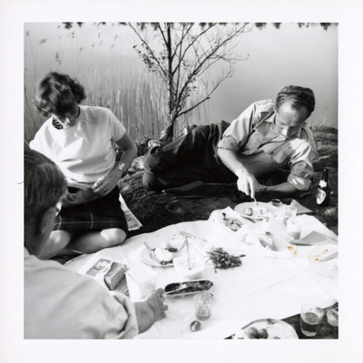 Lärare från Solbacka Läroverk och sina makar på en picknick vid Kyrksjön i Stjärnhov, 1950-tal