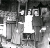 Tre flickor på Ökna säteri i Floda socken, 1890-tal