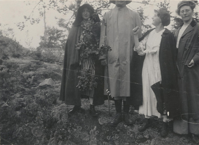 Fyra utklädda personer i skogen, 1907