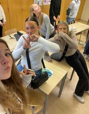 Saga Lindroos med sina klasskompisar på Europaskolan Rogge i Strängnäs