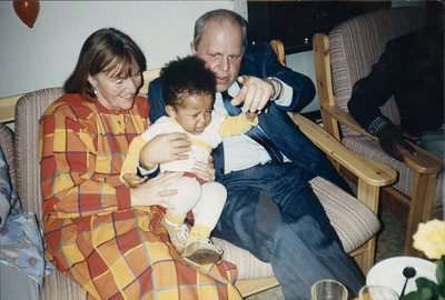 Inger och Åke Hassler med lille Jacksson år 1990