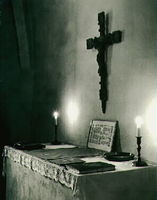 Altare samt krucifix.