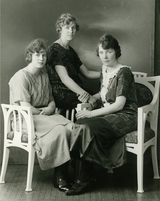Hedvig Bescher med två (troligen) systrar.
