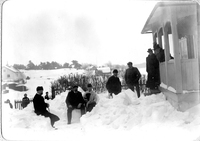 Sällskap sittande i snön, troligen vid Kristineberg. Gamla Oxelösund, tidigt 1900-tal