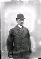 Kostymklädd man med hatt, 1890-tal