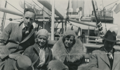 Gruppfoto ombord på fartyg, Einar och Gertrud Höglund