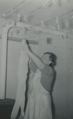Eivor Gemzell hänger tvätt, 1950-tal