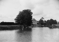 Nyköpingshus med slottssmedjan, ekor i ån, foto från omkring 1900
