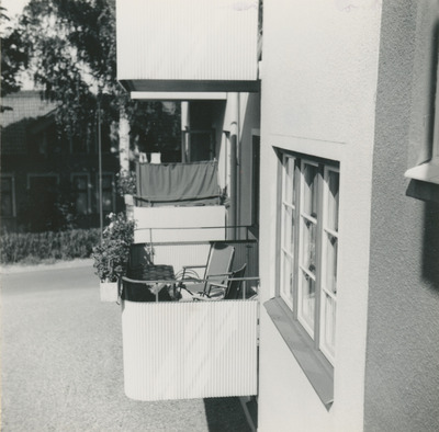 Lägenhetshus med balkong i Strängnäs