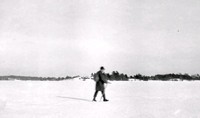 Man promenerar på isen, Oxelösund, tidigt 1900-tal