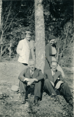 Gruppfoto vid en trädstam