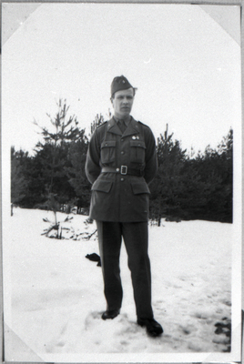 Värnpliktige vicekorpralen 11937 (Bertil) Nyman på permission vintern 1942