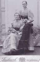 Systrarna Maria och Brita Jonsson omkring 1900
