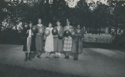 Grupporträtt med sex flickor, 1930-tal