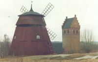 Väderkvarn och 1100-tals kyrktorn.