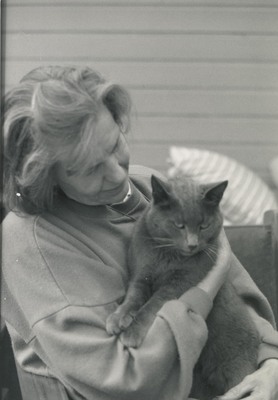 Barbro Sjögren med katten Fritz