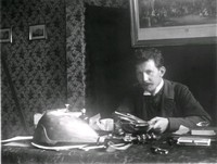 Bernhard Österman sittande vid sitt arbetsbord
