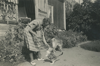 Emy Hall med katt och hund vid Björktorp