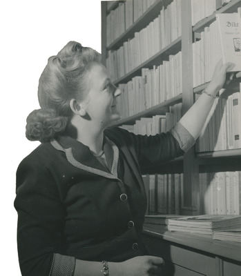 Eivor Gemzell vid bokhyllan, 1940-tal