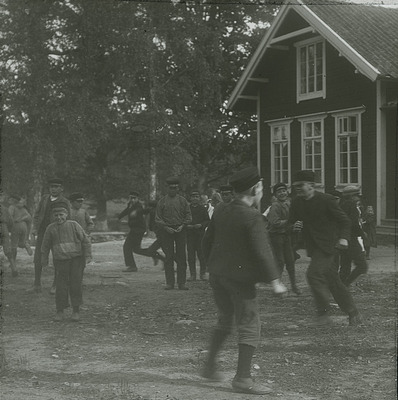 Lekande barn på Nygårds folkskola, 1910