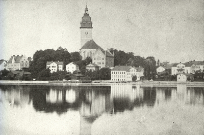 Utsikt mot Strängnäs från Sundby efter biskopsgårdens restaurering.