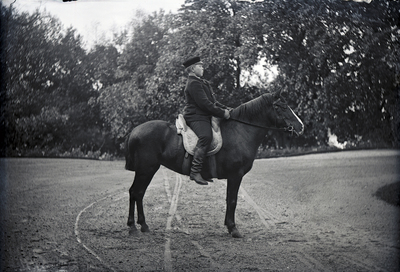 Carl Åkerhielm till häst, 1890-tal