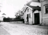 Slottsgatan 5 i Nyköping år 1918 (tidigare Strömgatan), mannen i dörren hade fotogenhandel