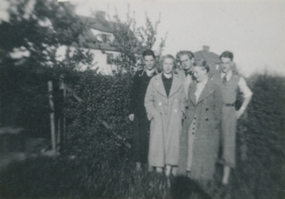 Grupporträtt i trädgård, 1930-tal