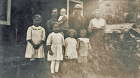 Hulda och Erik Karlsson med sex av sina sju barn, Snickarstugan i Spånga på 1920-talet