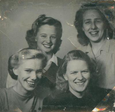 Fyra väninnor och arbetskamrater från NK Verkstäder i Nyköping, 1940-tal