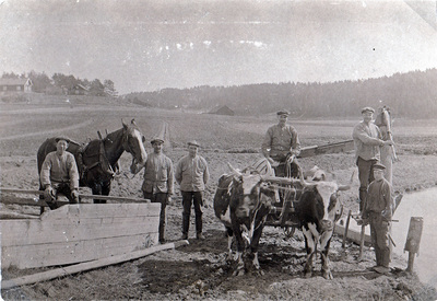 Jordbrukare nedanför Tuve i Sättersta ca 1910