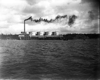 Vy över stora oljeupplaget i Oxelösunds hamn, foto ca 1900