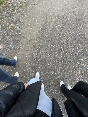 Promenad på en grusväg, Strängnäs 2022