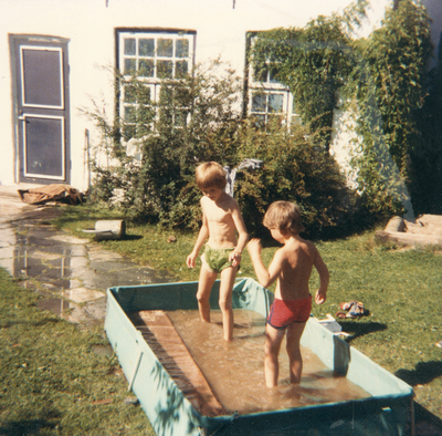Max Brandt leker i poolen hemma  i Torshälla ca  1977