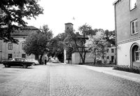 Behmbrogatan i Nyköping med polishuset i förgrunden, foto år 1962